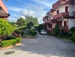 VILLA A SCHIERA SU TRE LIVELLI IN PARCO CON POSTO AUTO in Vendita